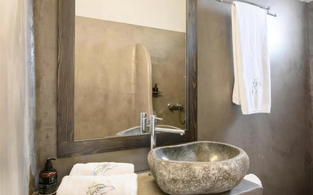Luxury villa in Megalochori Santorini with Jacuzzi