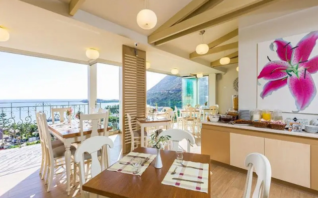 Kalamaki Property Manos Palace