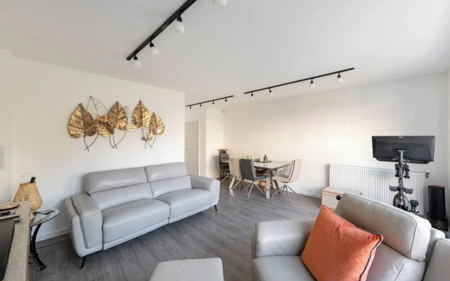 Stylish 3-bed Townhouse With 3 Baths in Southgate