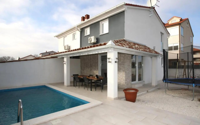 Beautiful vacation House Hana with pool