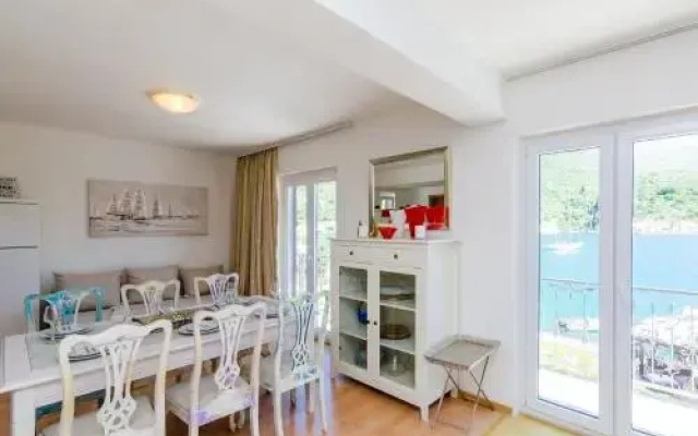 Five-Bedroom Apartment in Zaton Mali
