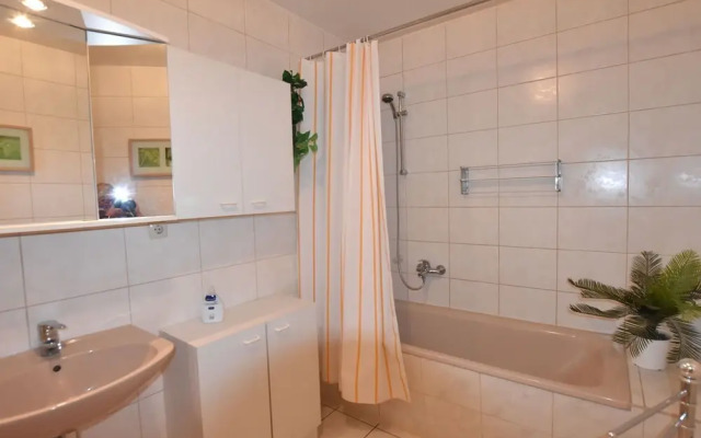 Luxurious Apartment in Wischuer With Fenced Garden, Barbecue