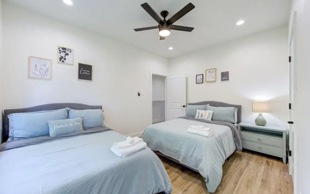 Modern Cozy Home with King Bed