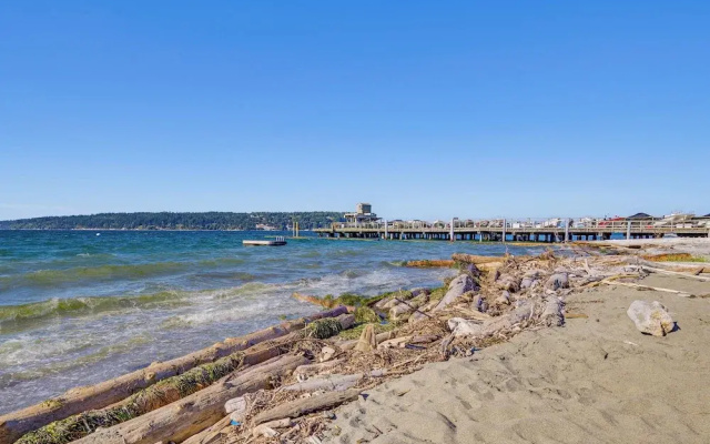 Sun-soaked Sandy Point Haven w/ Beach Access!