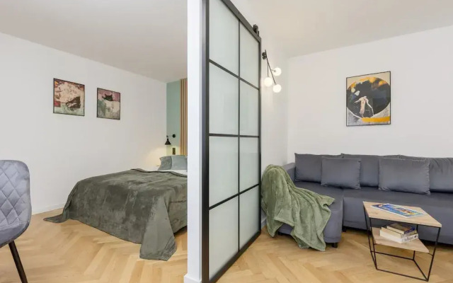 Al. Solidarności Apartment by Renters