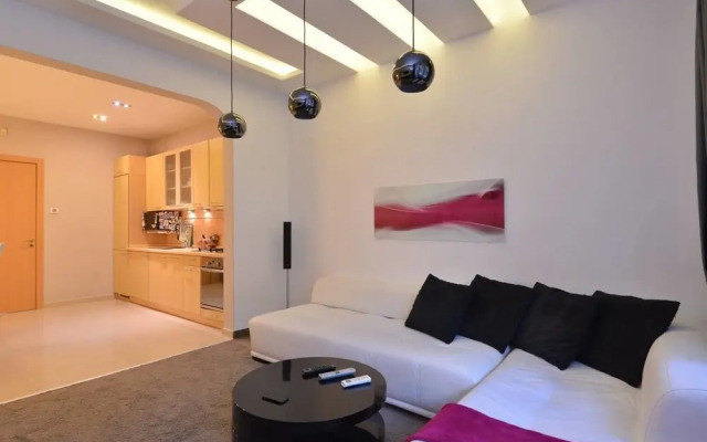 FM Deluxe 1-BDR Apartment - Extravaganzzo