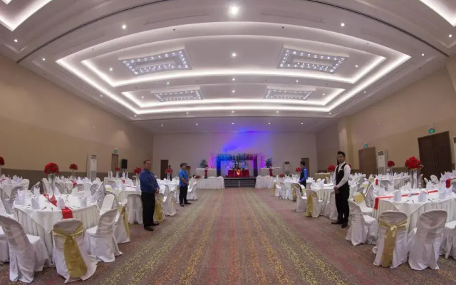 The Golden Peak Hotel & Suites powered by Cocotel