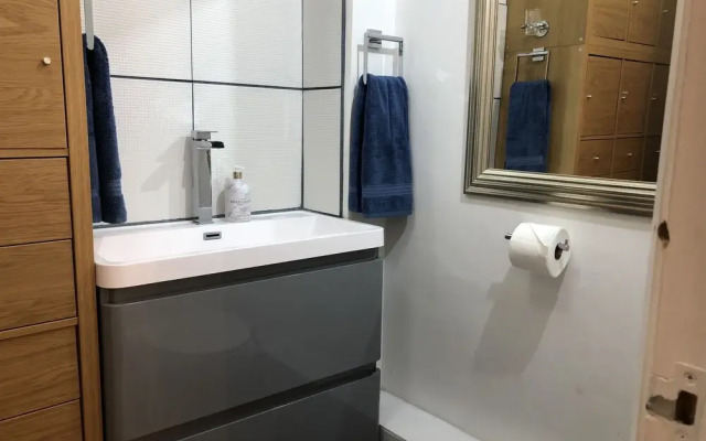 Beautiful 2 Bed Balcony Apart Seafront Eastbourne