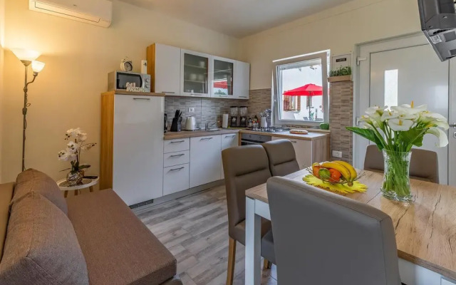 Awesome Apartment in Valbandon With Wifi and 2 Bedrooms