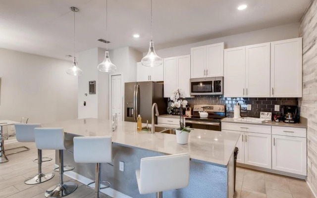 4802 LL Dream Getaway Luxury Townhome w/ Pool