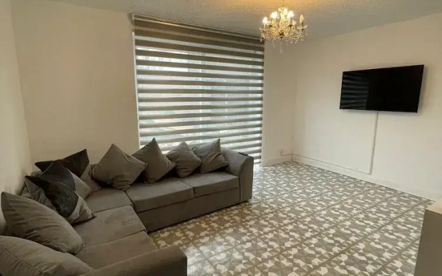 3-bed House - Garden & 30 Mins to Central London