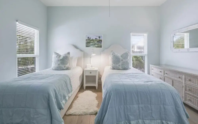 Arcadia-stunning Gulf Front Beauty! 4 Bedroom Home by RedAwning