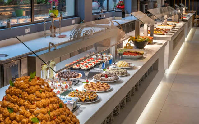 Caprici Beach Hotel & Spa