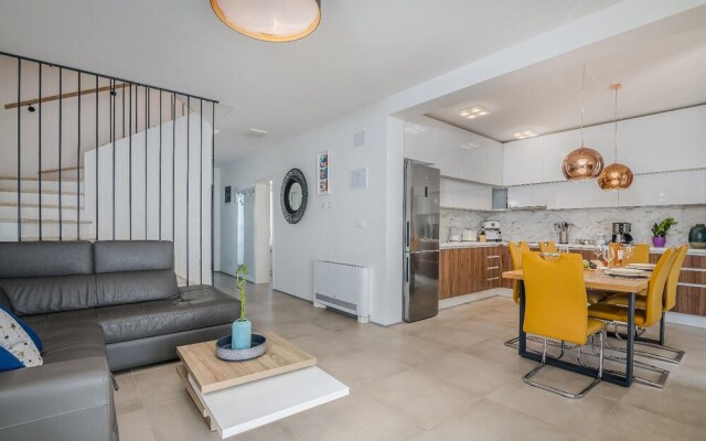 Awesome Home in Novigrad With Jacuzzi, Wifi and 3 Bedrooms