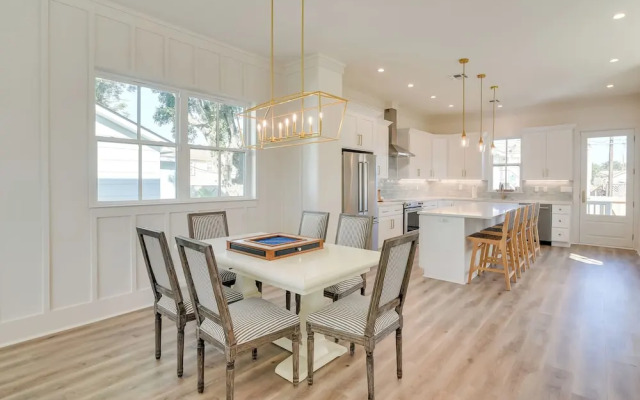 Upscale Home w/ 2 Balconies in Galveston!