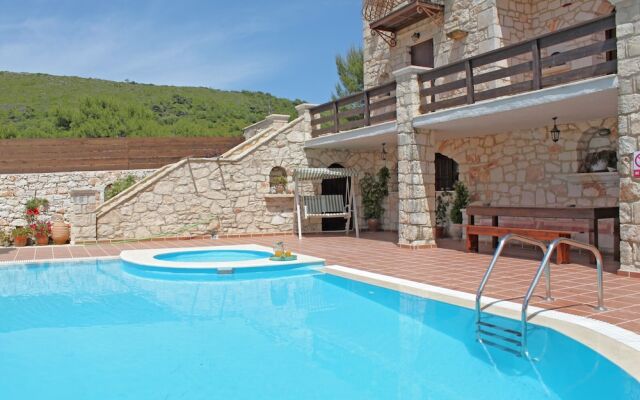 The Vivian - Luxury Stone Villa