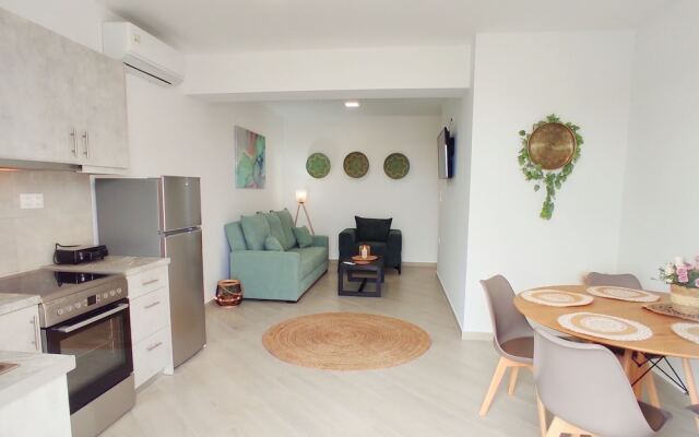 Modern Mykonos 2 Bd Aqua w shared Pool