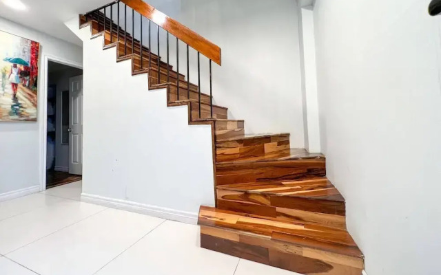 Chic Townhome With Garage Dt Mtl