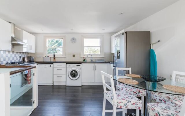 Beautiful 2 Bedroom Family Home