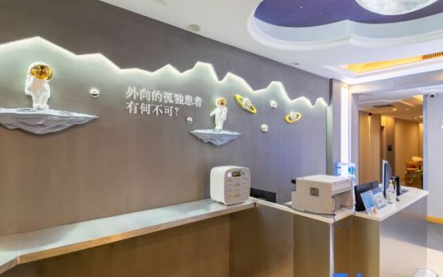 Puzzle Hotel (Guangzhou Yongqingfang Chenjiaci Subway Station)