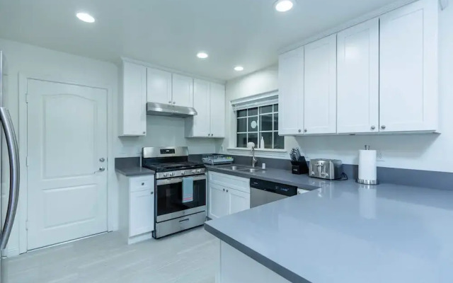 Elegant Pasadena Retreat Prime Comfort Awaits
