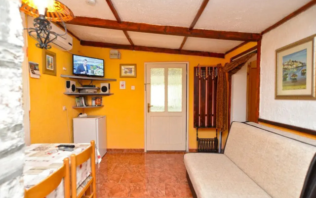 Apartment 498