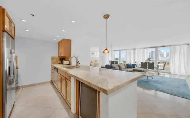 3 Bedroom Condo With Stunning Balcony View