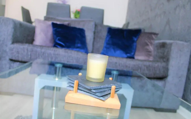 Beautiful 3 bed house Sleeps 6 Free Parking!