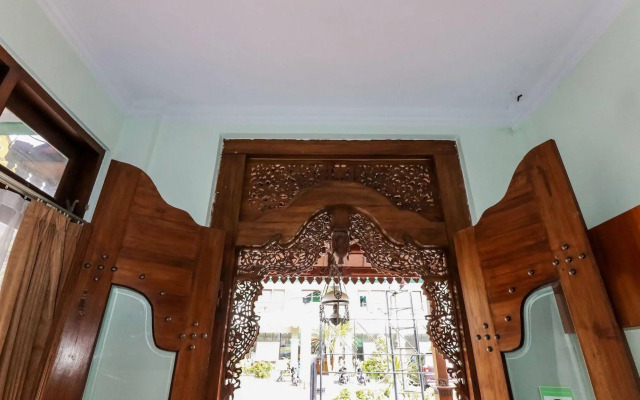 OYO 512 Ndalem Mantrijeron Hotel