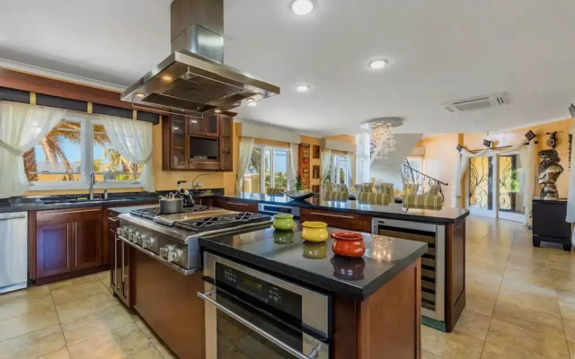 Luxury 4br4ba Villa w Hottub Pool Ocean Views