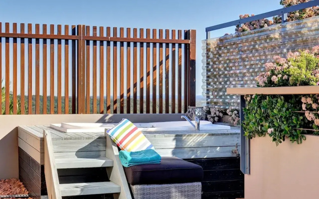 The Deckhouse, 22/26 One Mile Close