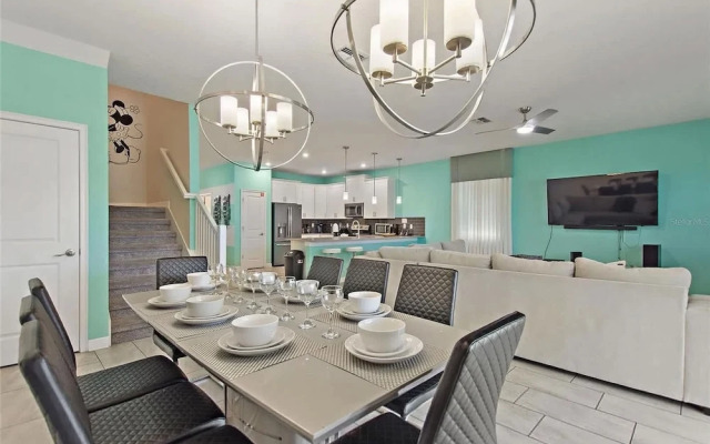 Upstay - Championsgate Home w Hot Tub-pool-cinema