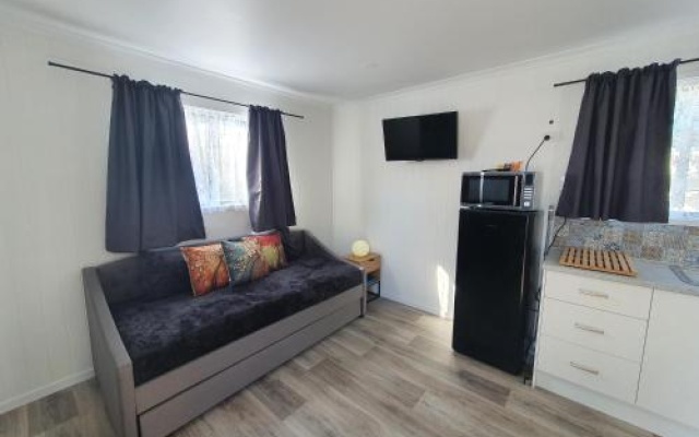 Rose City Caravan Park – Guest Rooms – Womina