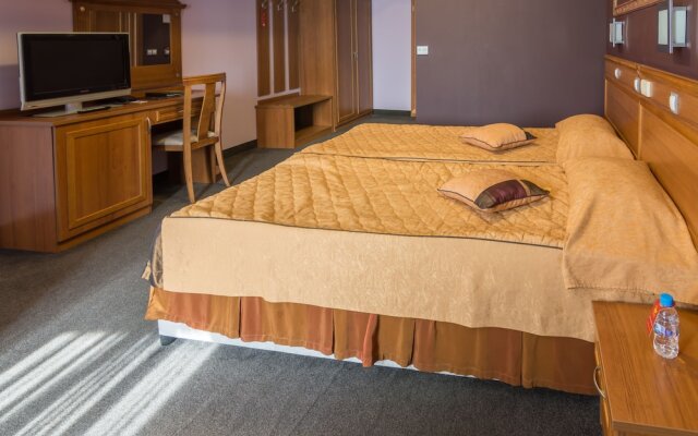 Diplomat Plaza Hotel & Resort