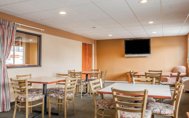 Econo Lodge Milwaukee Airport