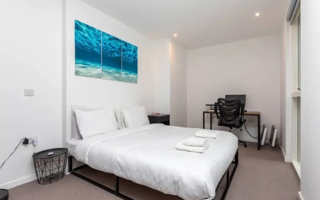 Modern 1 Bedroom Apartment With Balcony in Surrey Quays