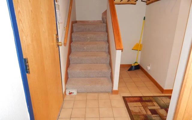 Crestview Condominium's