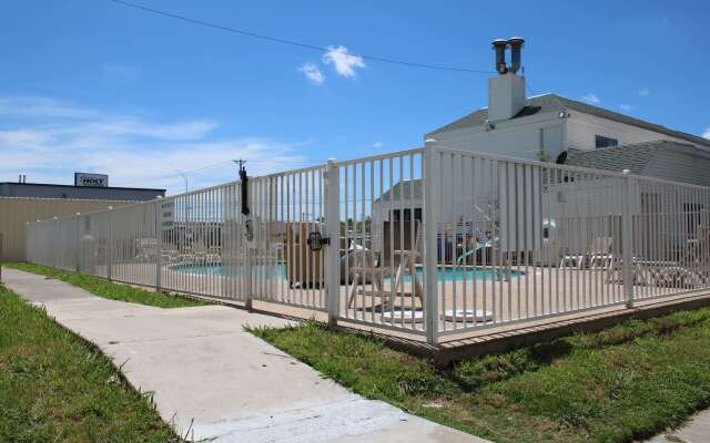 Days Inn by Wyndham Waco University Area