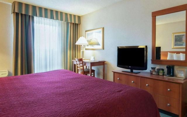Quality Inn Airport East - Image 5