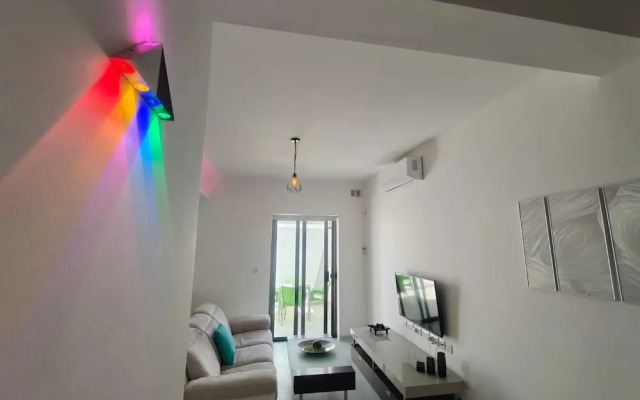 Twin Room with Laundry in Pembroke