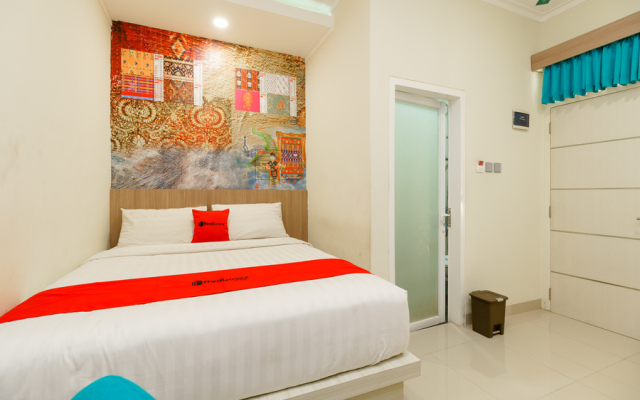 RedDoorz Plus @ Point Phila Cihampelas