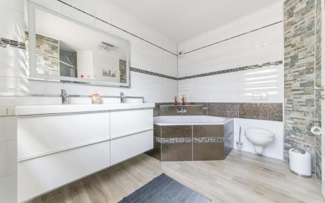 ID 6987 - Private Rooms