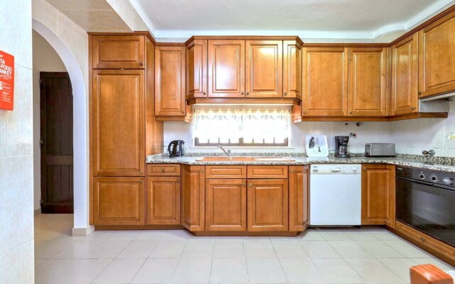 Spacious 4 Bedroom Villa, Private Pool, Free air Conditioning and Wifi