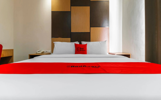 RedDoorz Plus near Pantai Losari