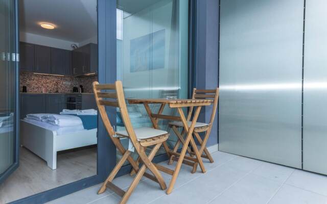 WaterFront City Apartments by UrbanRent