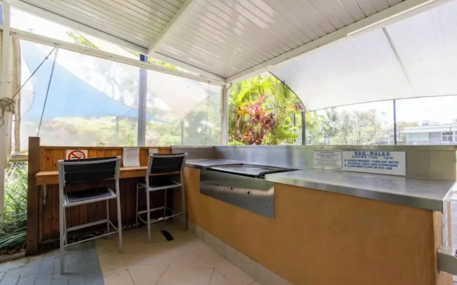 Cosy Central Burleigh Getaway