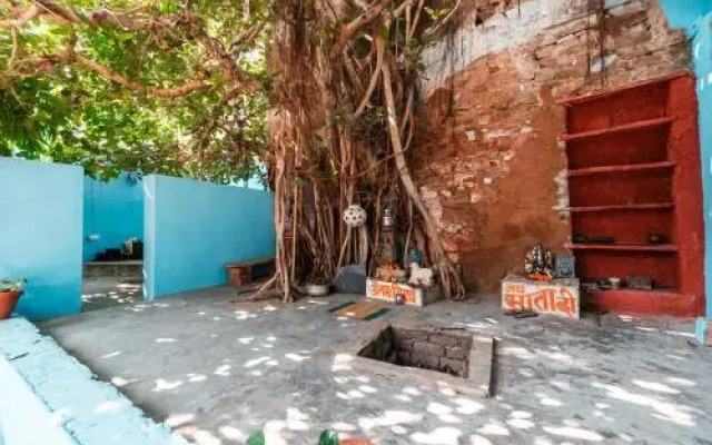 12 Monks Backpackers Community