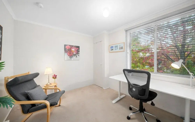 Stylish 1-bed Stay With Balcony & Study