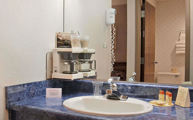 BridgePointe Inn & Suites