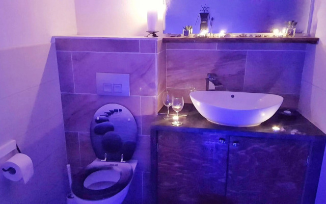 DMG - 'Large, Luxurious Ground Floor' Apartment